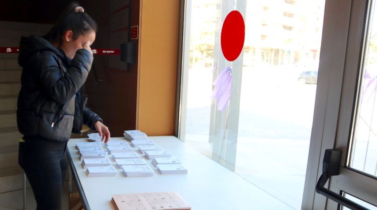 Una votant triant quina opció votarà en un dels col·legis electorals de Tarragona. ACN