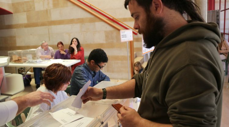 Un votant exercint el seu dret en una de les meses del col·legi electoral de l'Ajuntament d'Alcanar. ACN