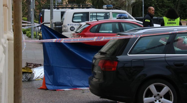 El cos a terra davant de la lona dels Mossos d'Esquadra. ACN