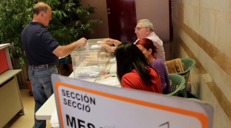 Un home votant al col·legi electoral de l'Ajuntament d'Alcanar.. ACN