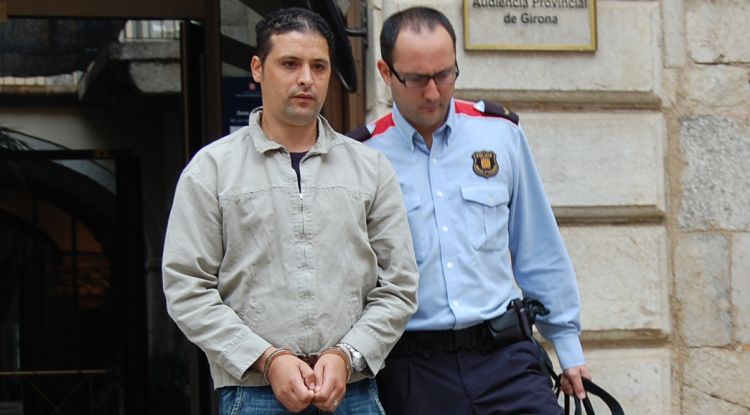 El detingut, Mohamed R., sortint de l'Audiència de Girona en un judici el 2008. ACN