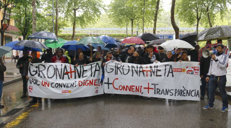 La capçalera de la manifestació dels treballadors de Girona + Neta a la sortida de la marxa. ACN
