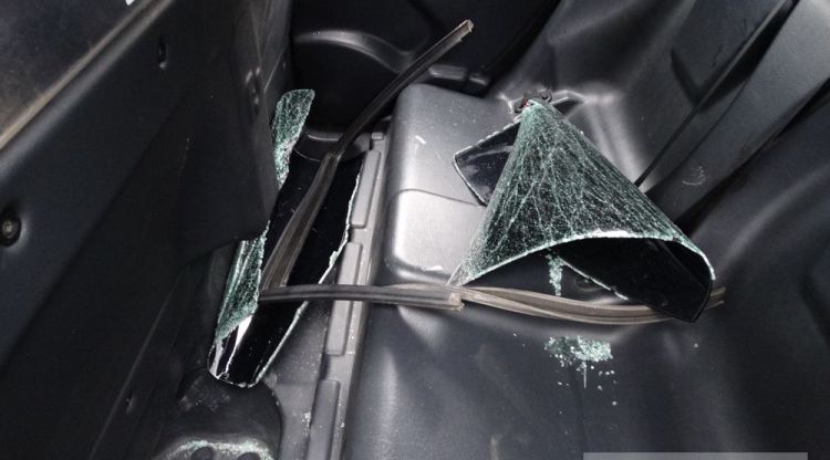 Els vidres trencats pel detingut del cotxe policial