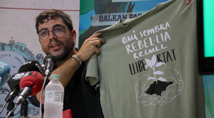 Alguer Miquel, cantant de Txarango, amb la samarreta del Clownia 2019 amb el missatge 'Qui sembra rebel·lia recull llibertat'. ACN