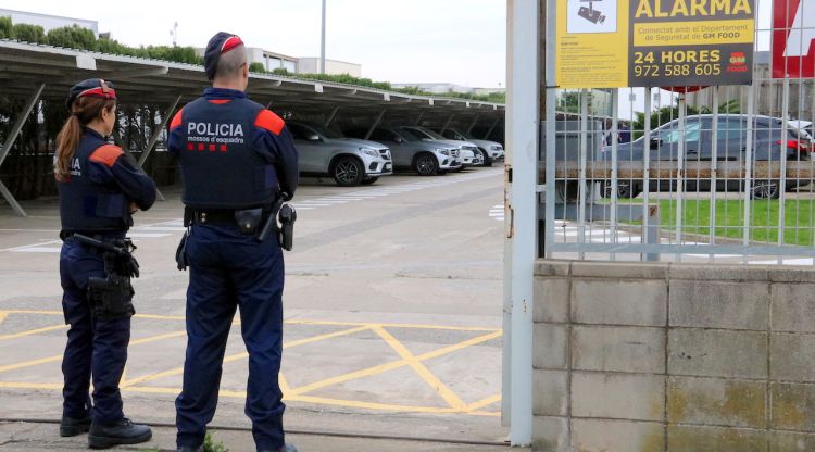 Mossos d'Esquadra custodiant l'entrada a GM Food Iberica a Vilamalla. ACN