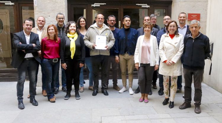 Les catorze candidatures de Girona, Salt i Sarrià de Ter que han signat el compromís per l'aigua amb el portaveu d'Aigua És Vida, Pau Masramon. ACN