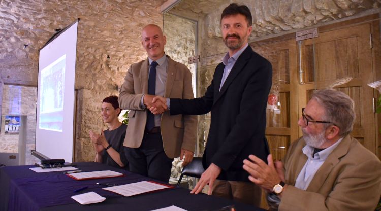 El rector de la UdG, Quim Salvi (esquerra), i l'alcalde de l'Escala, Víctor Puga