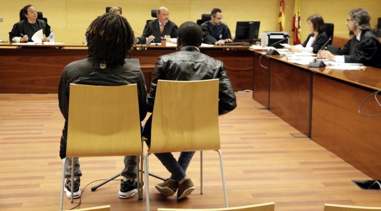 D'esquenes i a l'esquerra, l'acusat de perpetrar un assalt violent i violar una dona a Flaçà. ACN