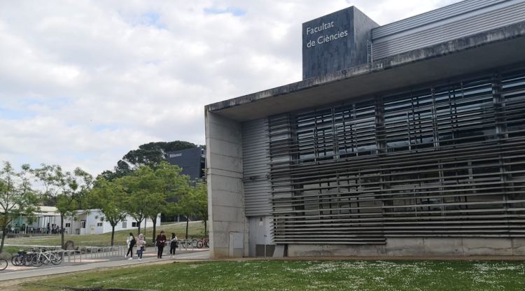 Façana de la facultat de Ciències de la UdG amb pocs estudiants. ACN