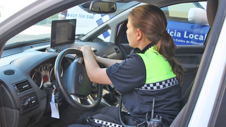 Una agent de la Policia Local de Caldes de Malavella consultant les dades en temps real des del netbook