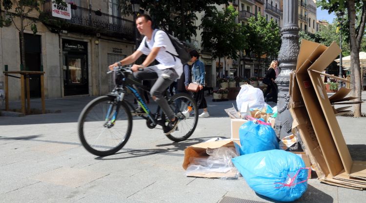 Bosses d'escombraries i cartrons a la Rambla de Girona. ACN