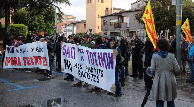 Els manifestants amb les pancartes. ACN