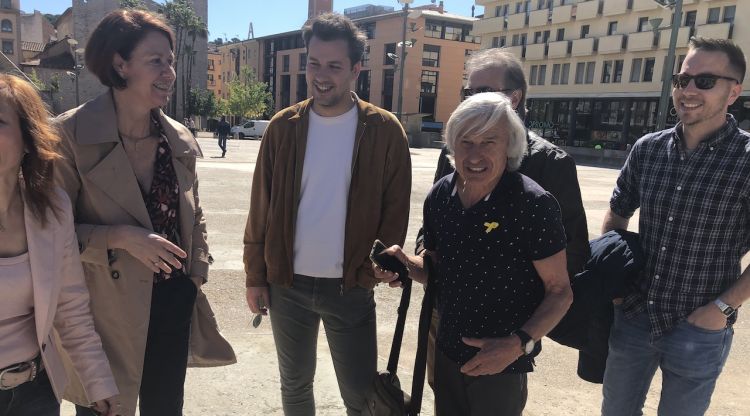 Marta Madrenas amb membres de la llista de Junts per Catalunya - Girona, aquest matí a la plaça U d'Octubre de 2017