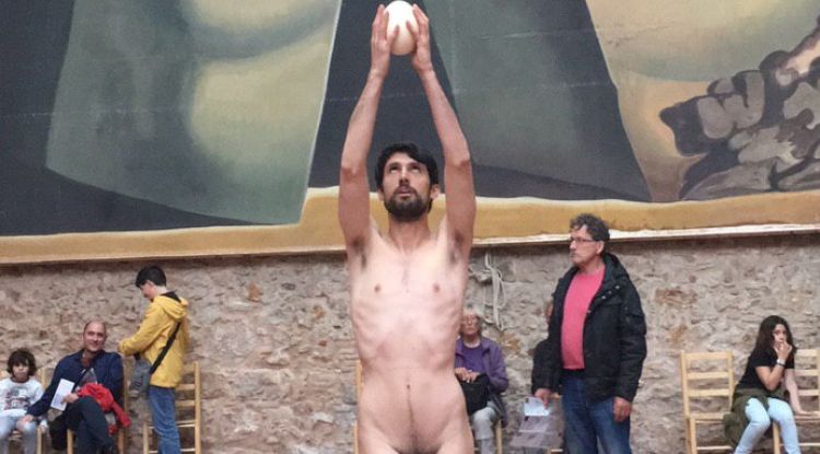 L'artista just abans de trencar l'ou de ceràmica sobre la tomba de Dalí a Figueres