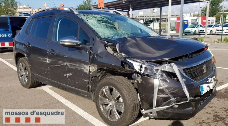 El vehicle implicat en l'atropellament mortal d'un ciclista a Cornellà del Terri. ACN