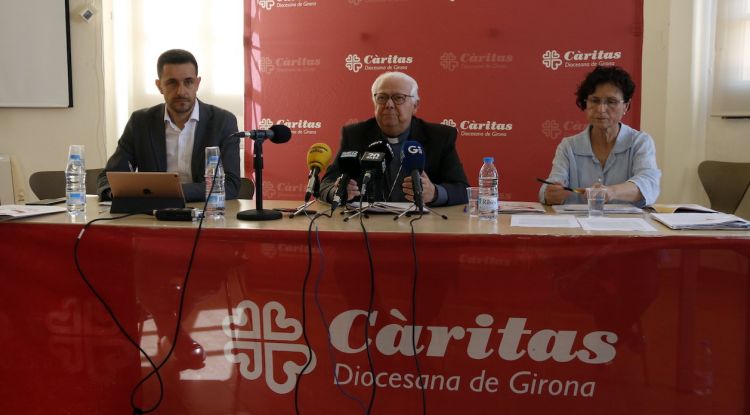 (D'esquerra a dreta) Martí Batllori, secretari general de Càritas de Girona; el bisbe Francesc Pardo i la directora, Dolors Puigdevall. ACN