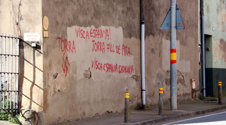 Algunes de les pintades que han aparegut en diverses façanes de Verges, el novembre de 2017. ACN