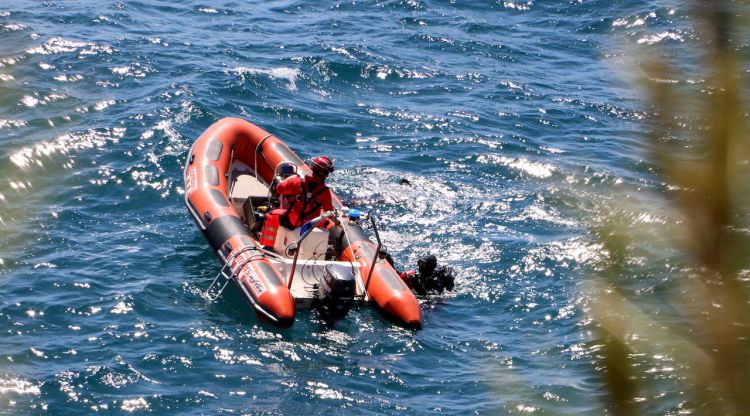 Equips d'emergències buscant l'home desaparegut a Tossa de Mar. ACN