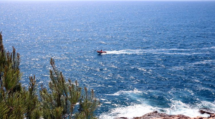 Una embarcació d'emergències buscant l'home desaparegut a Tossa de Mar. ACN
