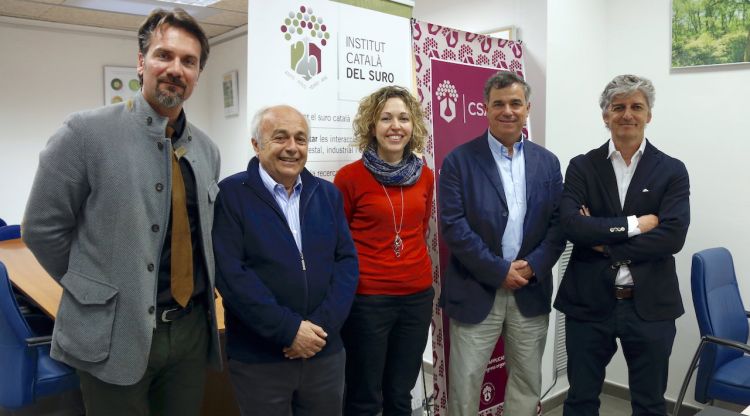 Les autoritats que aquest avui han presentat el congrés del suro a Palafrugell. ACN