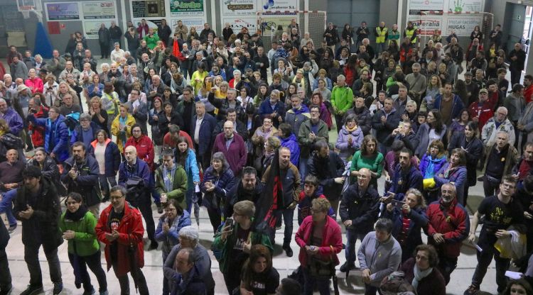 El Pavelló de Verges aquest dissabte, amb els manifestants. ACN