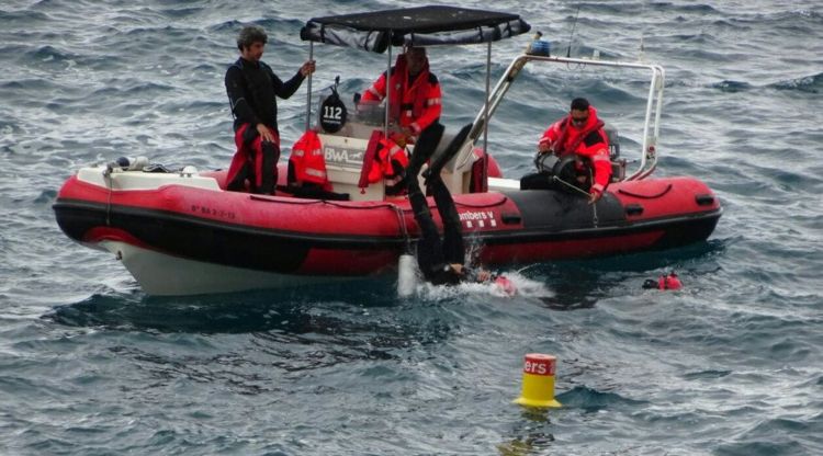 Una embarcació de mitjans subaquàtics treballant en la recerca del pescador desaparegut a Tossa