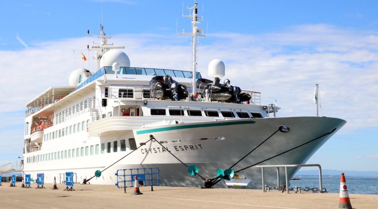 El creuer Crystal Espirit que ha arribat avui al port de Roses. ACN