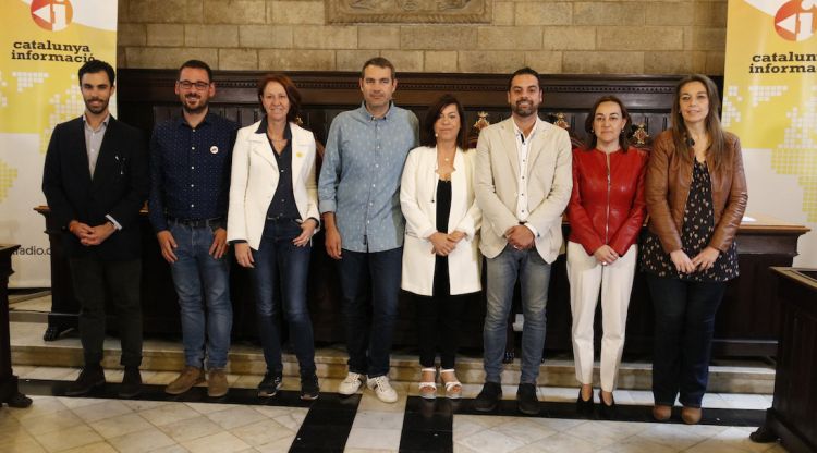 Tots els candidats a l'alcaldia de Girona amb representació municipal i els dos moderadors del debat de Catalunya Ràdio. ACN
