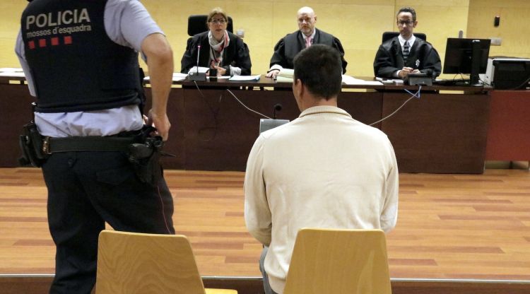 D'esquenes, el lladre reincident acusat de robar en un supermercat de Girona i apallissar el botiguer. ACN