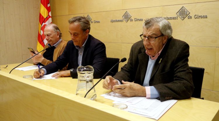 De dreta a esquerra, el president de la Fundació Prudenci Bertrana, Joan Domènech; el regidor de Cultura, Carles Ribas, i el tresorer de la Fundació, Esteve Vilanova. ACN