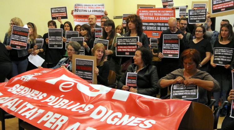 Un moment de la protesta dels treballadors del Consell Comarcal de l'Alt Empordà. ACN