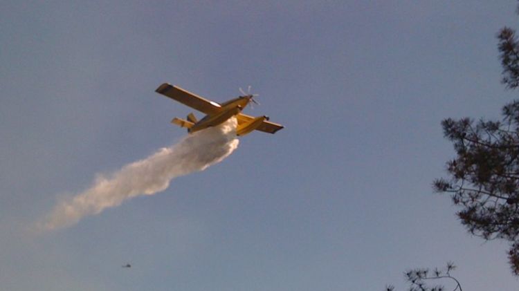 Un dels hidroavions que ahir treballaven a la zona © Pep Carmona