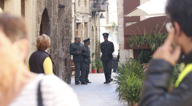 Al fons, actors secundaris vestits de militars del rodatge de la sèrie a Besalú (Garrotxa). ACN