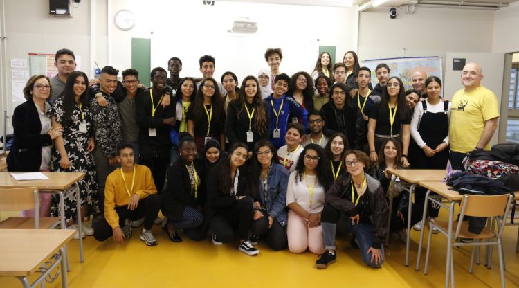Pla general dels alumnes de 4t d'ESO de l'Institut Vallvera que han guanyat el XII Premi Conviure del Parlament de Catalunya