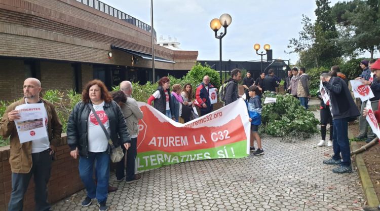 La vintena d'assistents a la protesta en contra de l'allargament de la C-32, ahir. ACN