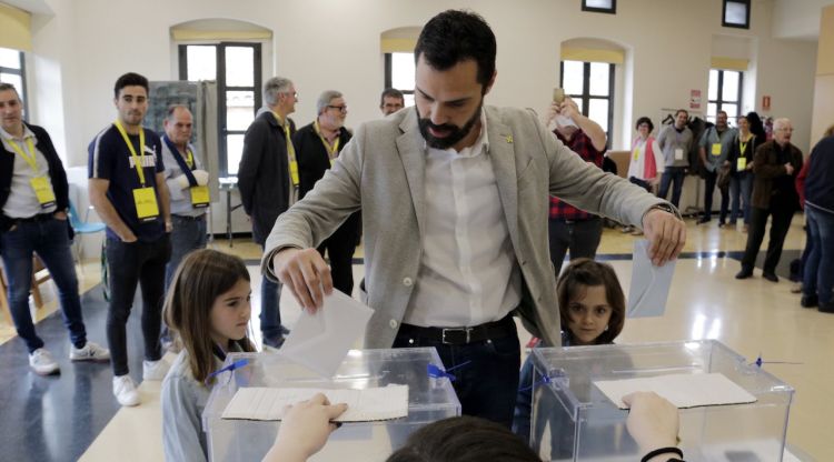 El president del Parlament, Roger Torrent, votant a Sarrià de Ter. ACN