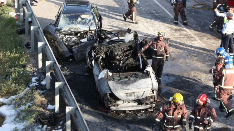 Els dos cotxes sinistrats en un xoc frontal a la carretera C-31 a Vilamalla © ACN