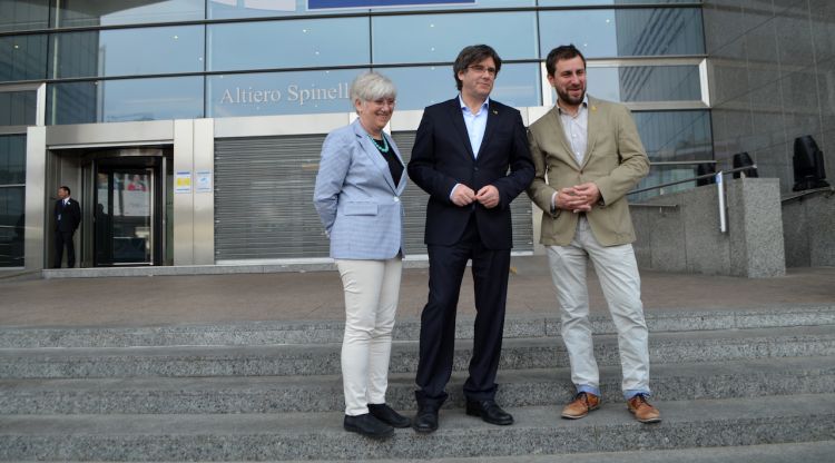 Els candidats de Lliures per Europa Clara Ponsatí, Carles Puigdemont i Toni Comín a les portes de l'Eurocambra