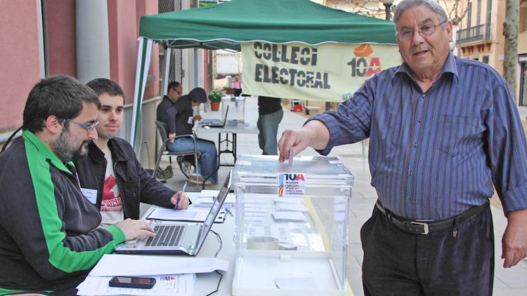 Un dels primers votants a la consulta independentista de Blanes, a la Selva © ACN