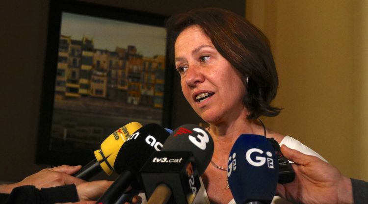La cap de llista de JxCat i alcaldessa en funcions de Girona, Marta Madrenas, atenent els mitjans de comunicació. ACN