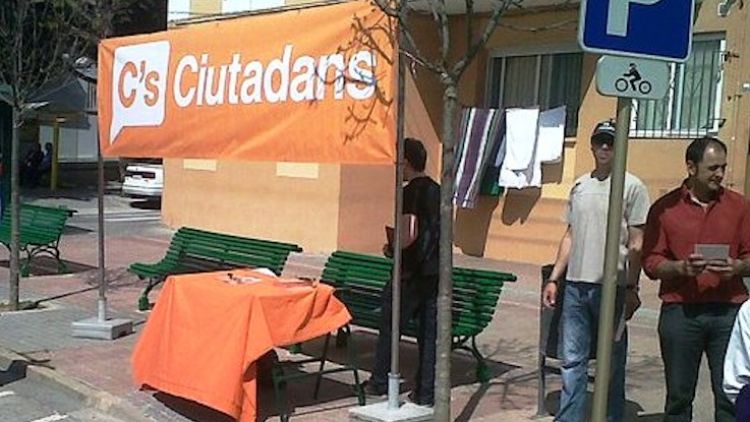 C's ha instal·lat la parada al costat de la recollida de vots al barri de Ca l'Aguidó © Ciutadans