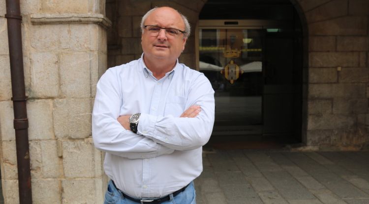 El candidat d'UPM de Torroella de Montgrí (Baix Empordà), Jordi Colomí, davant del consistori. ACN