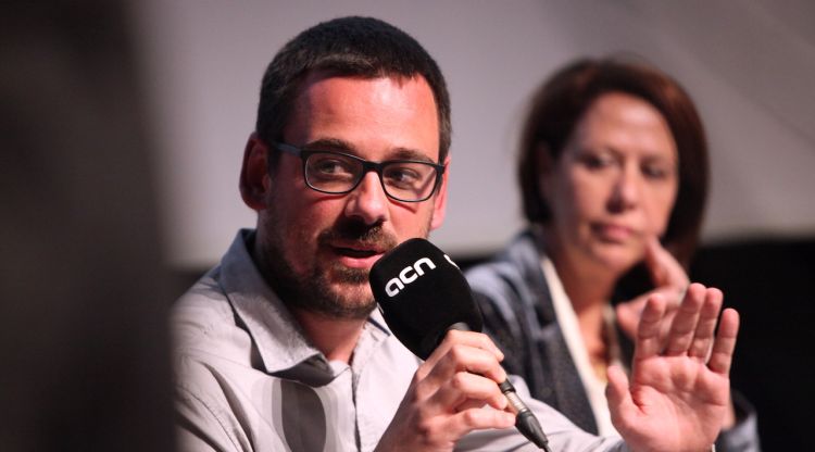 El cap de llista de Guanyem Girona, Lluc Salellas, en un primer pla durant el debat electoral. ACN