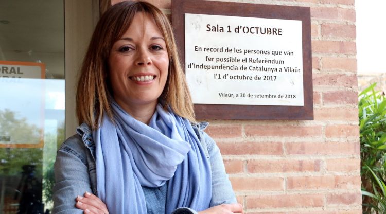 La futura alcaldessa de Vilaür, Ester Farreró, davant de la sala batejada com a 1 d'Octubre. ACN