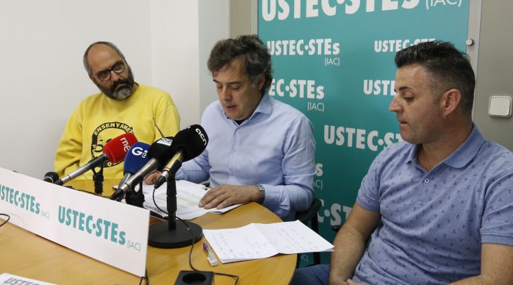 Els membres del sindicat USTEC-STEs i el president de l'AMPA de l'escola Gaziel. ACN