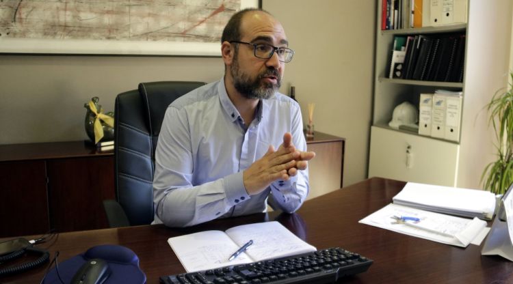 El cap de llista d'ERC i alcalde de Sarrià de Ter en funcions, Narcís Fajula, al despatx. ACN