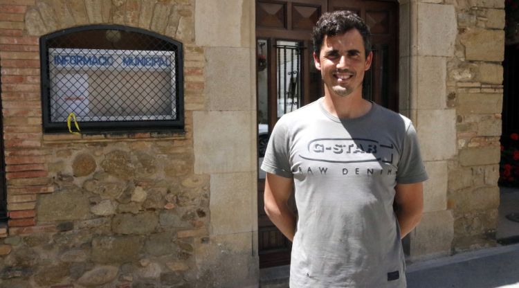 El nou alcalde de Corçà, Raül Yruela, al davant de l'Ajuntament. ACN