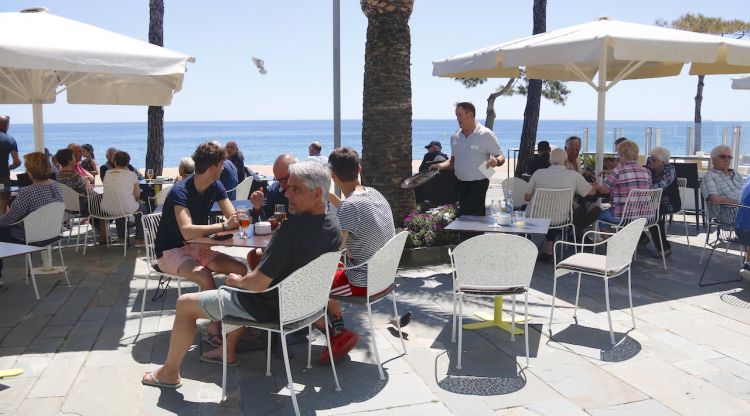 Una terrassa amb clients a Platja d'Aro (Baix Empordà). ACN