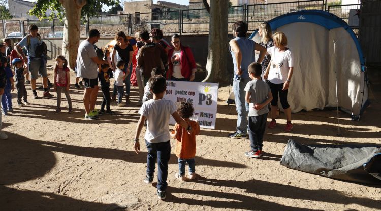 Les famílies clavant les tendes en el pati de l'escola Gaziel en contra de la supressió d'una línia de P3. ACN