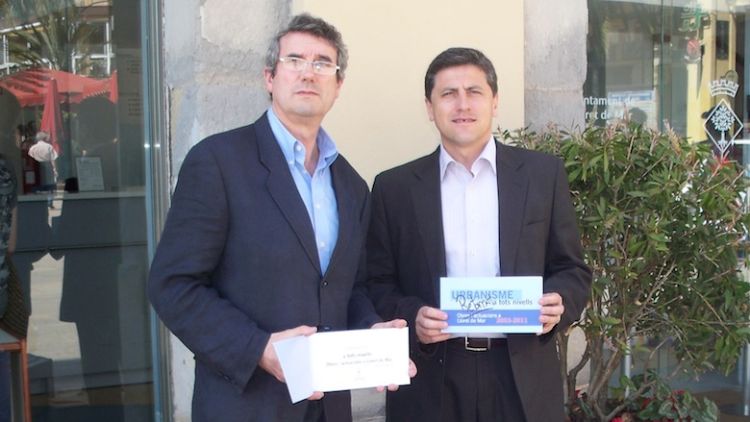 Jordi Orobitg (dreta) i Josep Teixidor a punt de retornar 350 exemplars a l'ajuntament © AG